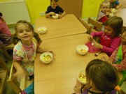 Kuchaři připravují bramborový salát